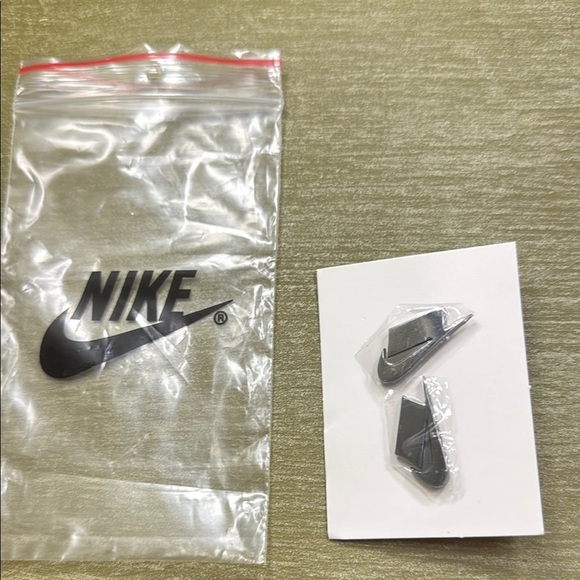 Nike Silver Shoe Pins - Picture 1 of 3